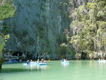 Golf von Phang Nag Seakayak  die Lagune einer Inseln im Phang Nga Nationalpark mit Kajaks (TH).